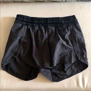 Lululemon run short black